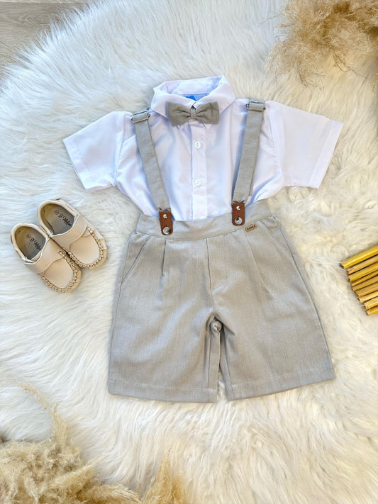 Conjunto de camisa gris, pantalones cortos, corbata y tirantes