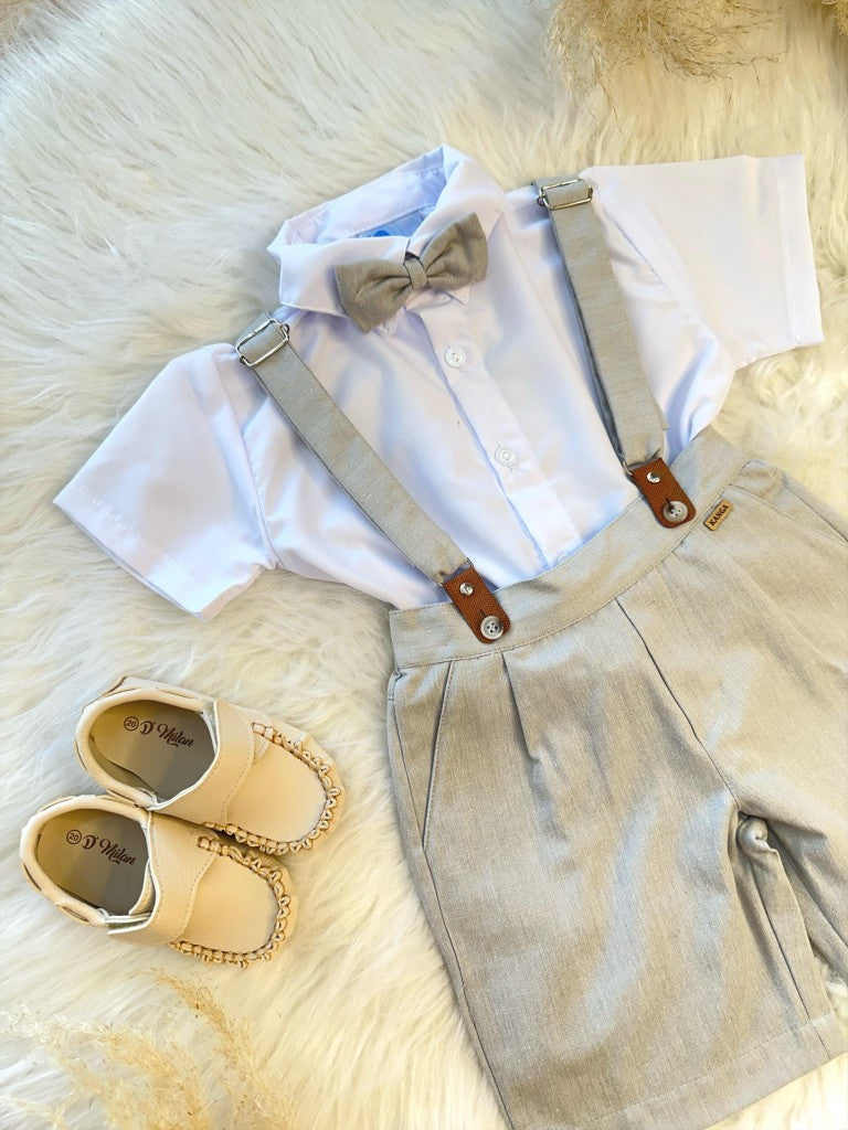 Conjunto de camisa gris, pantalones cortos, corbata y tirantes