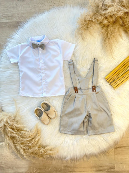 Conjunto de camisa gris, pantalones cortos, corbata y tirantes