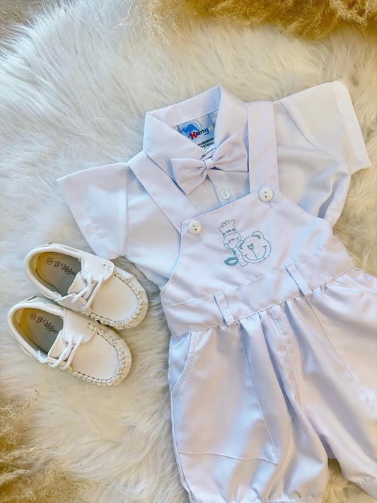 Conjunto de mono blanco con camisa y corbata