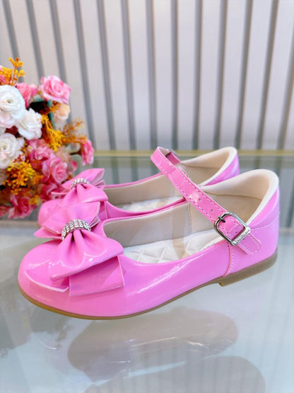 Zapato de charol de lujo rosa chicle con lazo y pedrería 