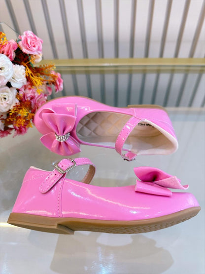 Zapato de charol de lujo rosa chicle con lazo y pedrería 