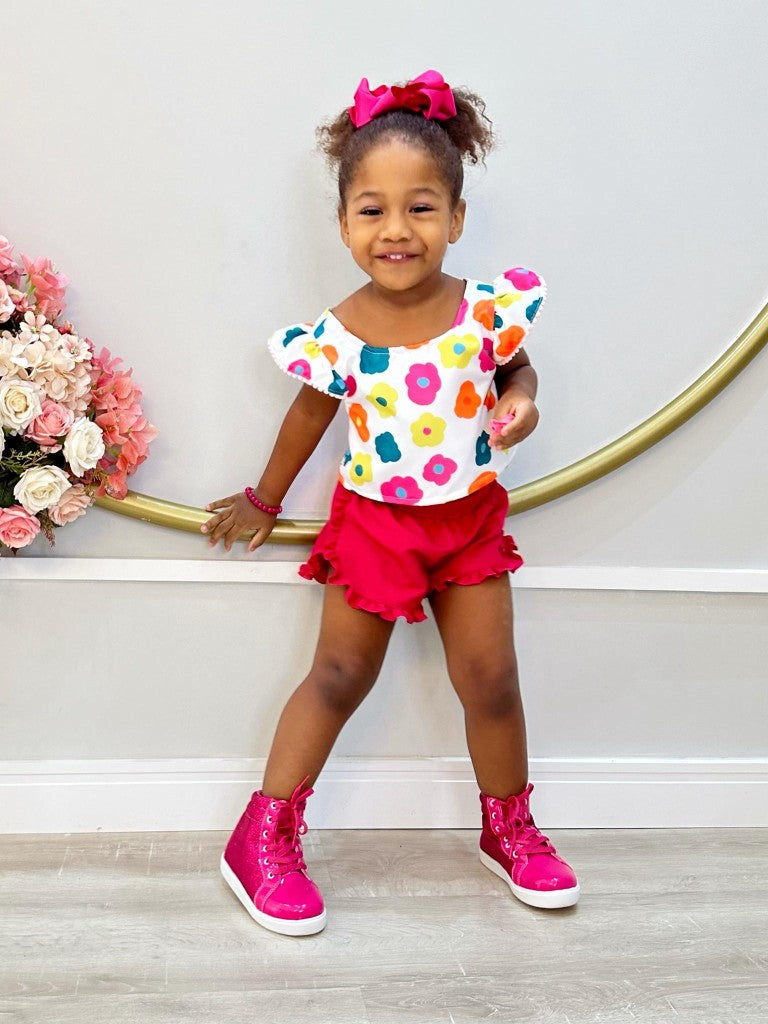 Conjunto floral blanco para niña con pantalón corto rosa y pulsera