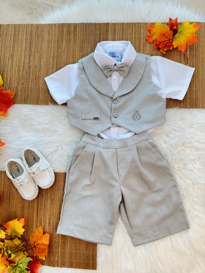 Conjunto de camisa, chaleco y corbata grises de lujo con pantalones cortos