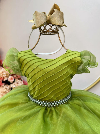 Vestido infantil verde oliva con busto plisado y perlas