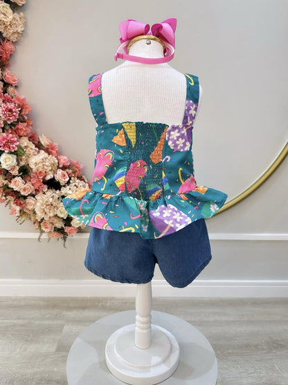 Conjunto verde colorido para niña con shorts vaqueros y pulsera