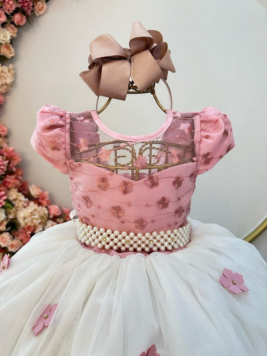 Vestido infantil rosa con falda de hombros descubiertos y aplique de encaje y flores