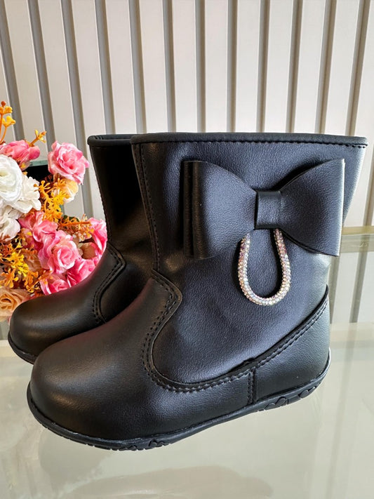 Botines infantiles negros mate con lazo de pedrería y cremallera 