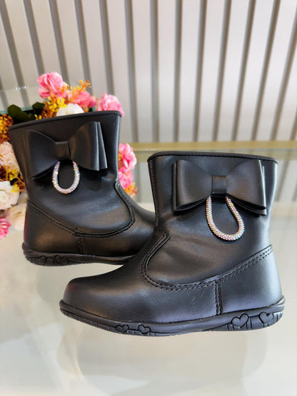 Botines infantiles negros mate con lazo de pedrería y cremallera 