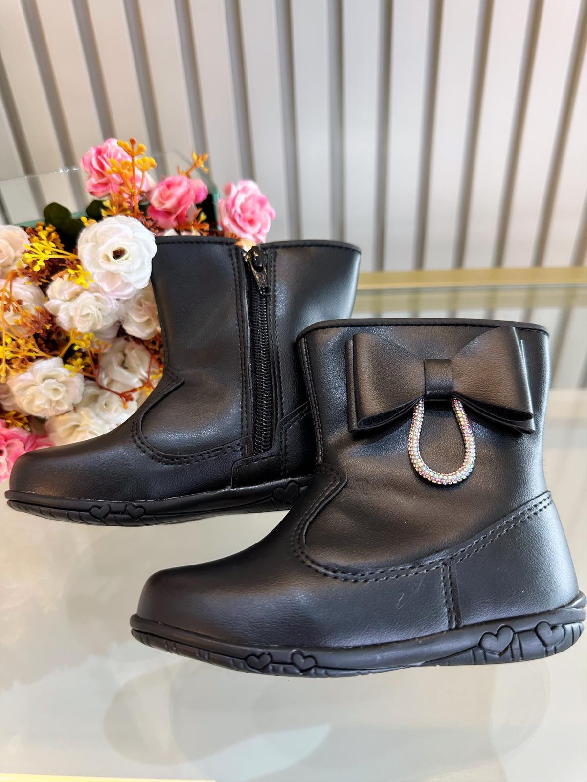 Botines infantiles negros mate con lazo de pedrería y cremallera 