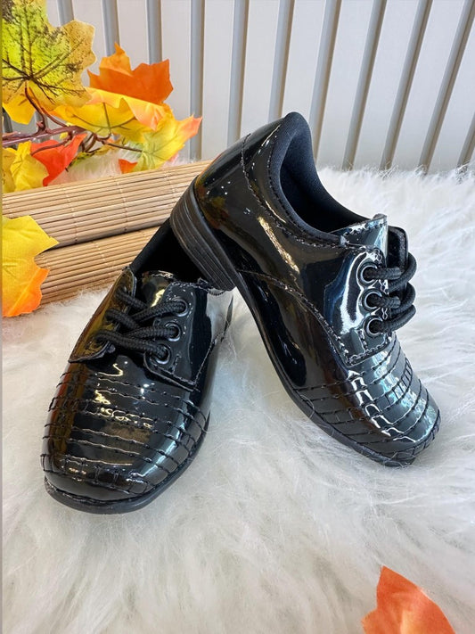 Zapatos de vestir negros de charol con cordones para niño