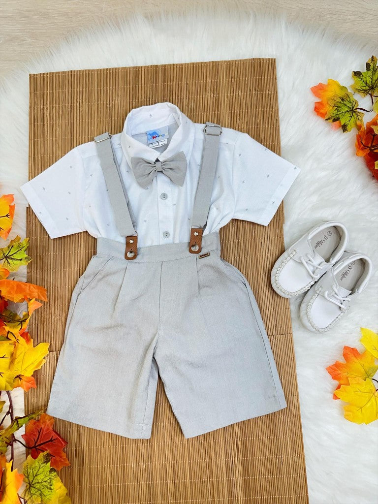 Conjunto de camisa blanca, pantalón corto, corbata y tirantes grises
