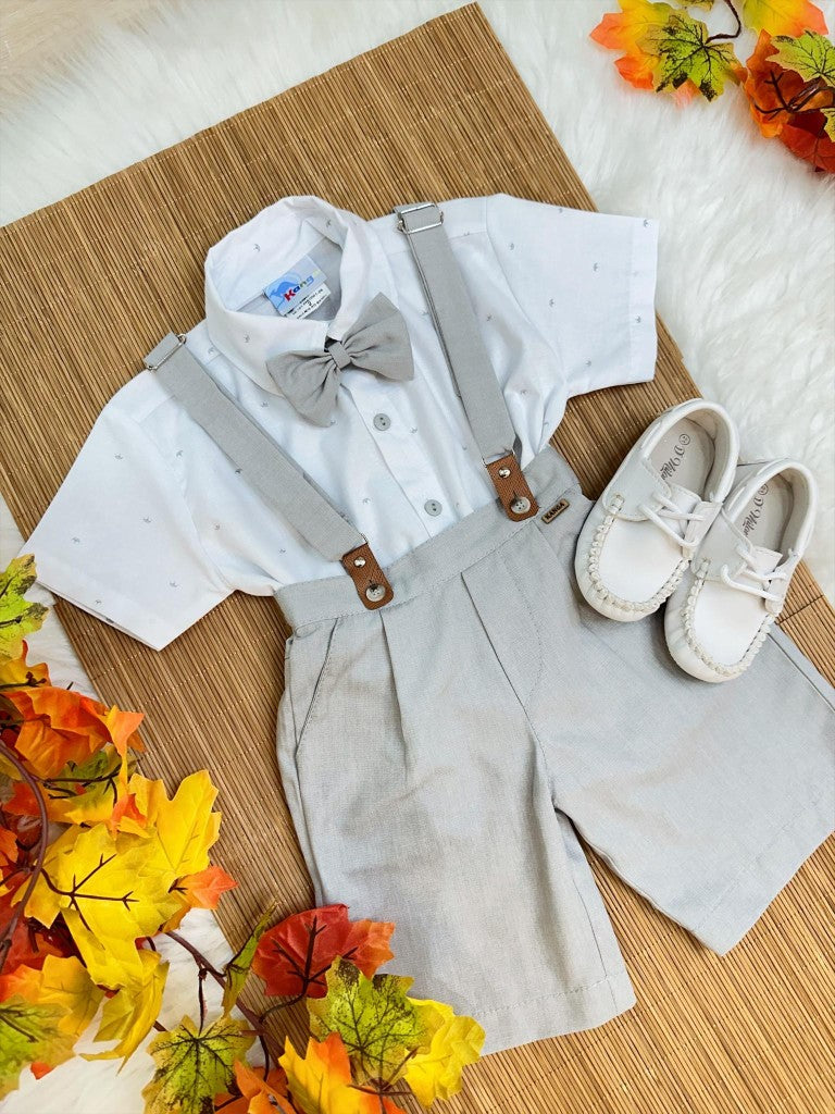 Conjunto de camisa blanca, pantalón corto, corbata y tirantes grises