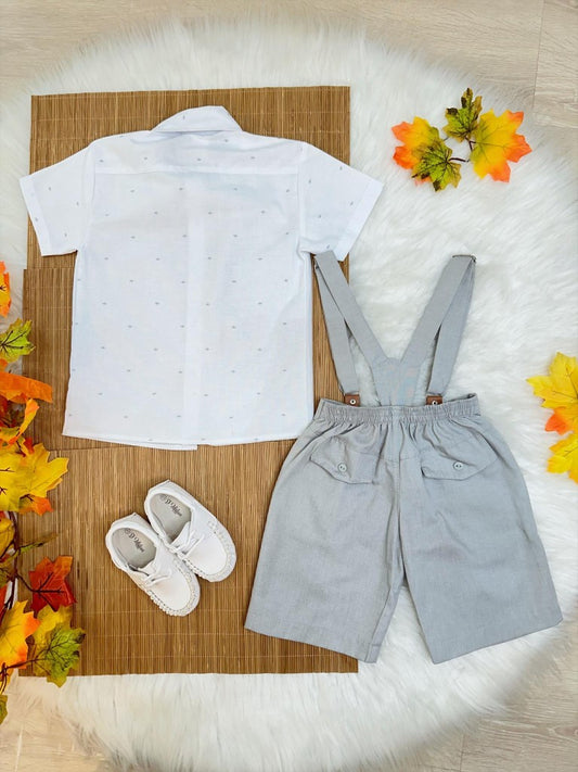 Conjunto de camisa blanca, pantalón corto, corbata y tirantes grises