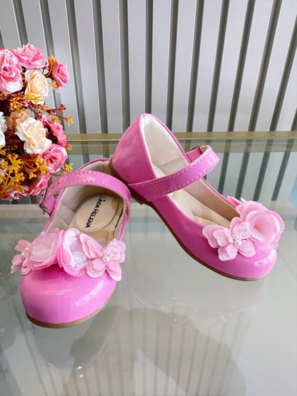 Zapatos de charol rosa chicle con aplique de flor de mariposa 