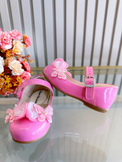 Zapatos de charol rosa chicle con aplique de flor de mariposa 