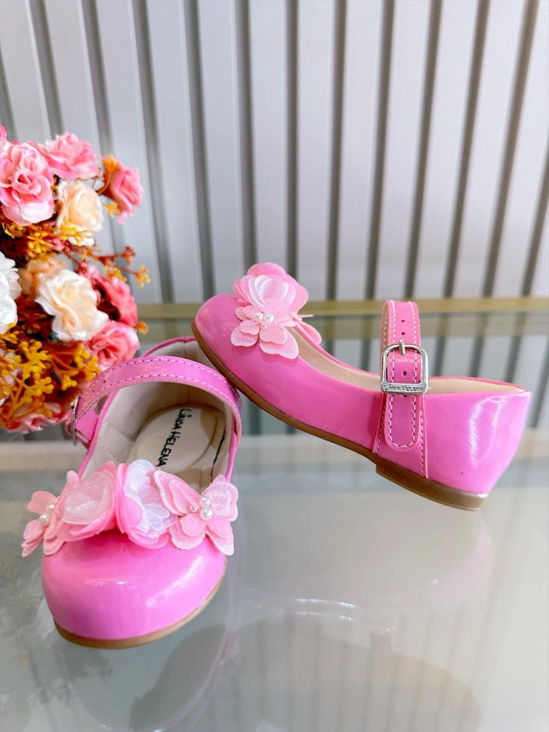 Zapato rosa chicle con charol y aplique de flor de mariposa de lujo 