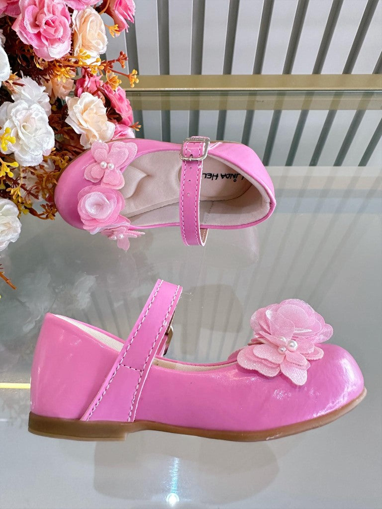 Zapatos de charol rosa chicle con aplique de flor de mariposa 