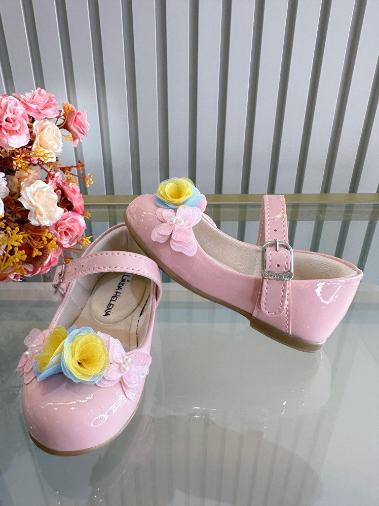 Zapatos de charol rosa con apliques de mariposa y flores