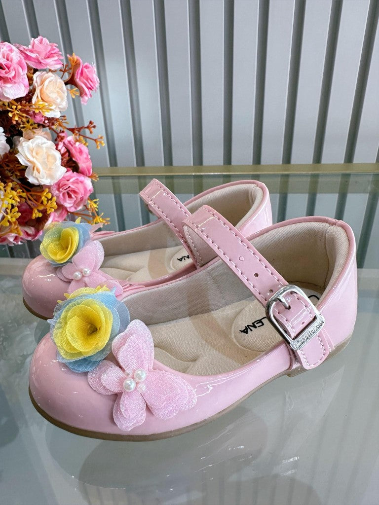 Zapatos de charol rosa con apliques de mariposa y flores
