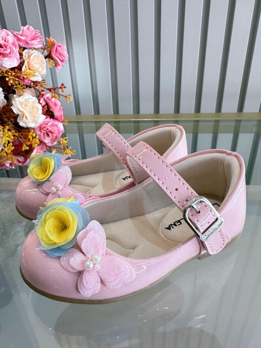 Zapatos de charol rosa con apliques de mariposa y flores