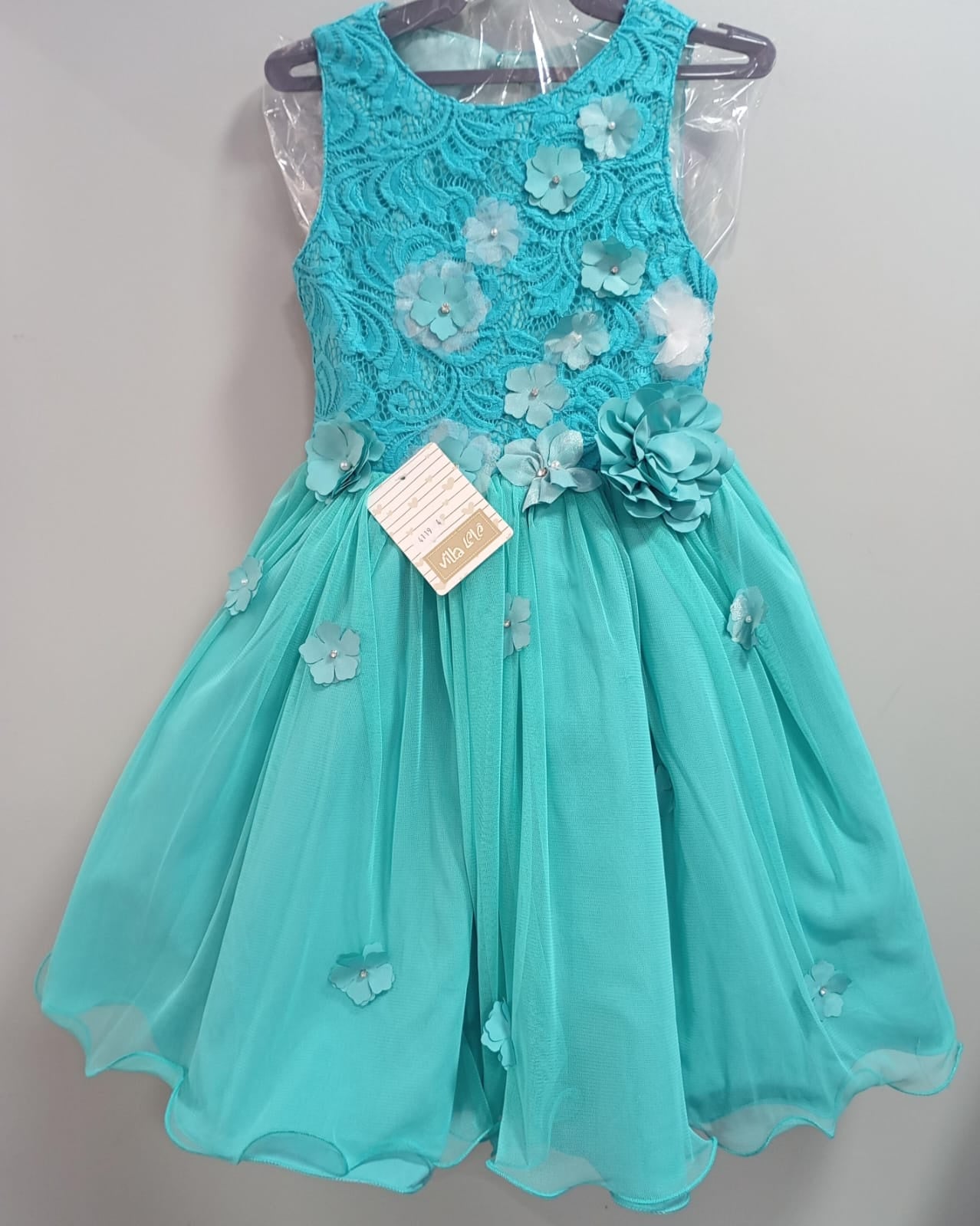 Vestido infantil verde con encaje y apliques de flores