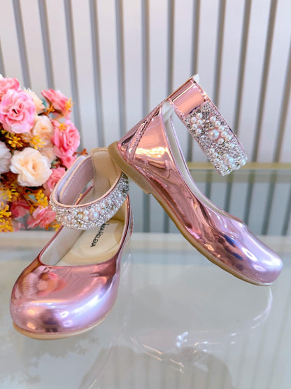 Zapato tobillero rosa metalizado con perlas de pedrería 