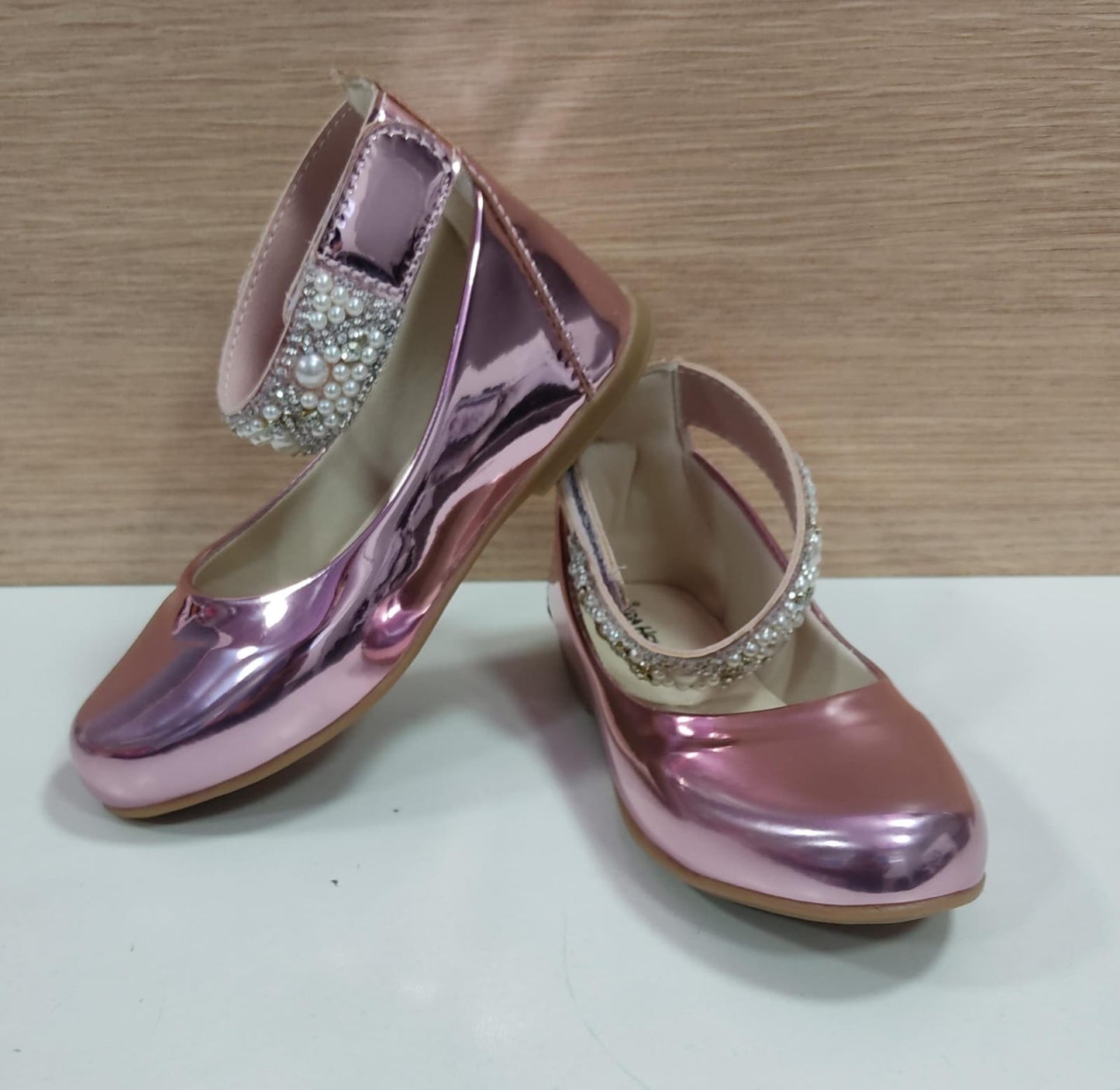 Zapato tobillero rosa metalizado con perlas de pedrería 
