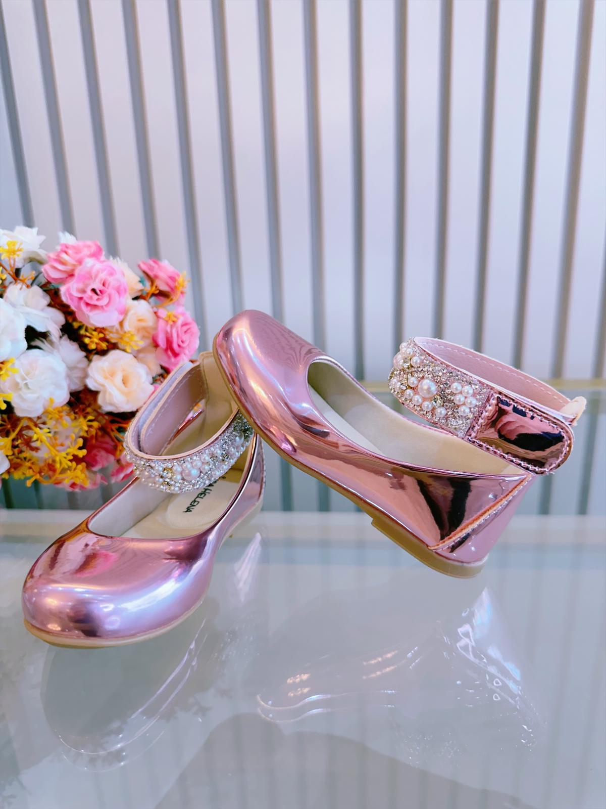Zapato tobillero rosa metalizado con perlas de pedrería 