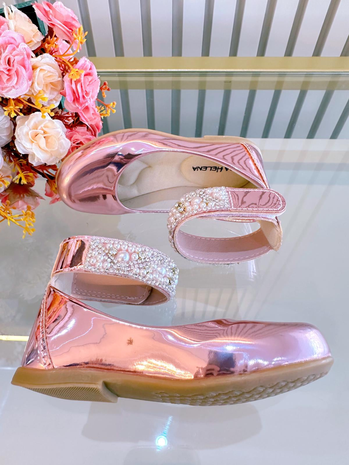 Zapato tobillero rosa metalizado con perlas de pedrería 