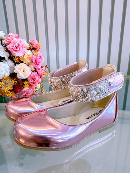 Zapato tobillero rosa metalizado con perlas de pedrería 