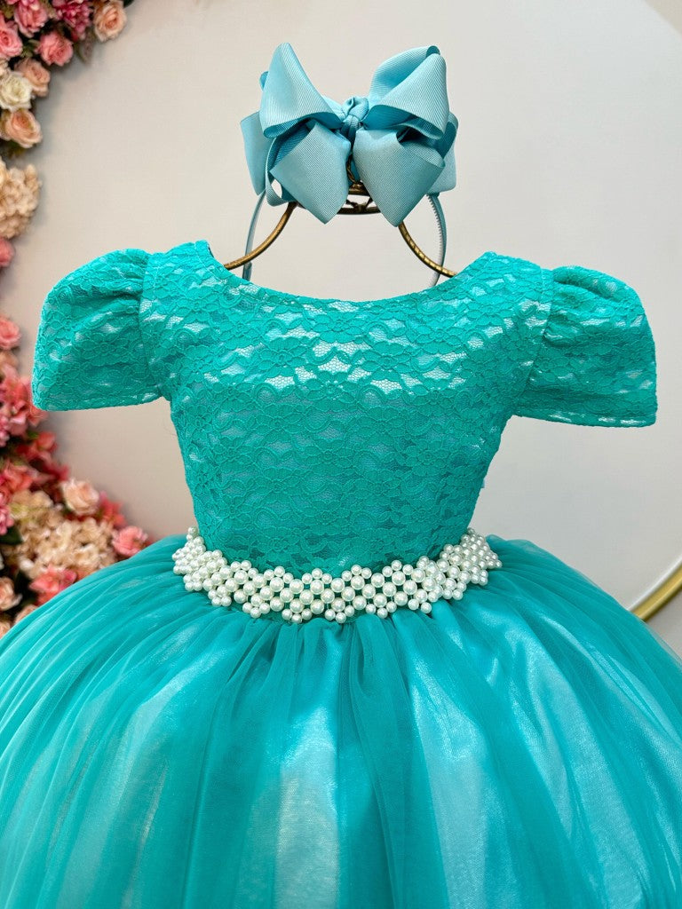 Vestido largo de tul con encaje verde para niña, ideal para dama de honor en una boda de lujo.