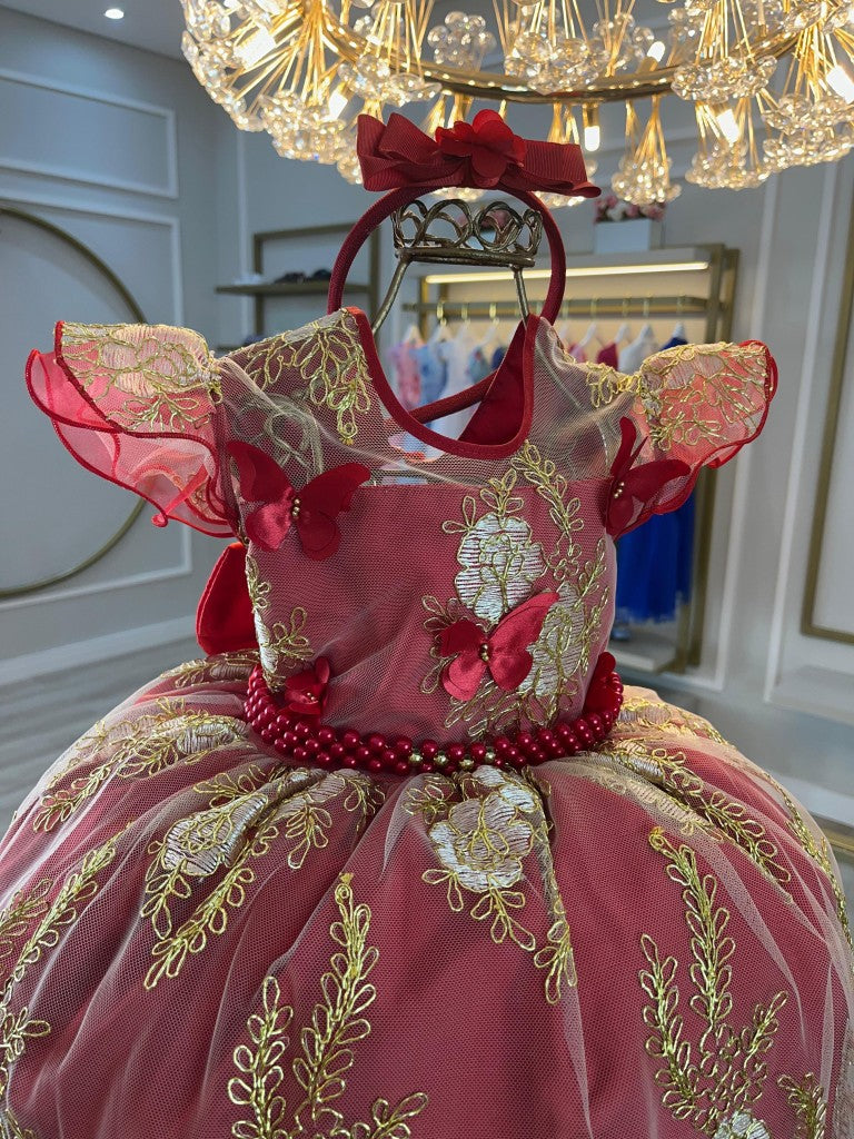 Vestido infantil rojo con apliques de encaje, mariposas y perlas