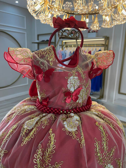 Vestido infantil rojo con apliques de encaje, mariposas y perlas
