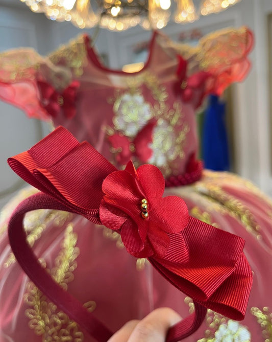 Vestido infantil rojo con apliques de encaje, mariposas y perlas