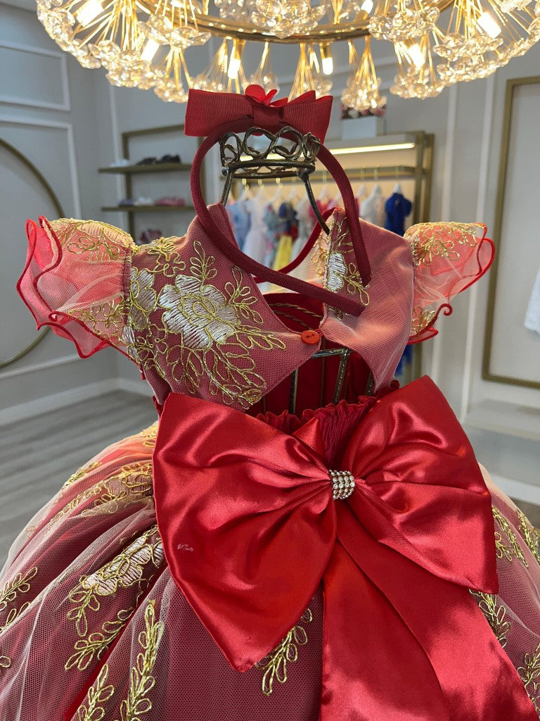 Vestido infantil rojo con apliques de encaje, mariposas y perlas