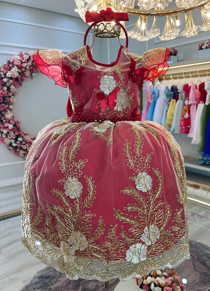 Vestido infantil rojo con apliques de encaje, mariposas y perlas
