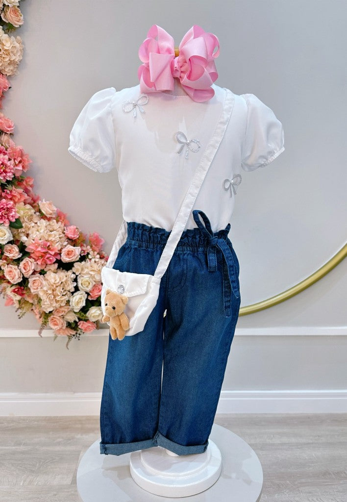 Conjunto infantil con blusa blanca y jeans azules con bolso