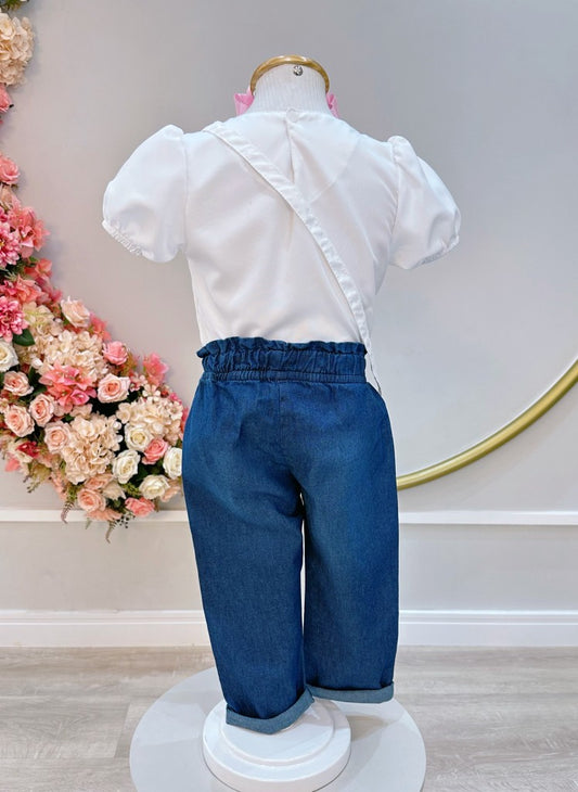 Conjunto infantil con blusa blanca y jeans azules con bolso