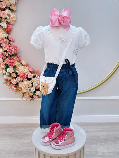 Conjunto infantil con blusa blanca y jeans azules con bolso