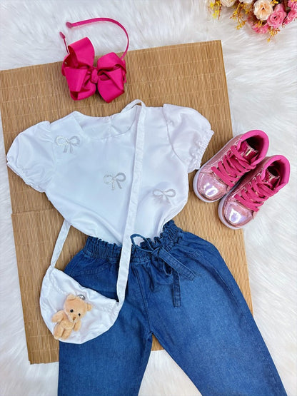 Conjunto infantil con blusa blanca y jeans azules con bolso