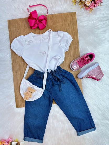 Conjunto infantil con blusa blanca y jeans azules con bolso