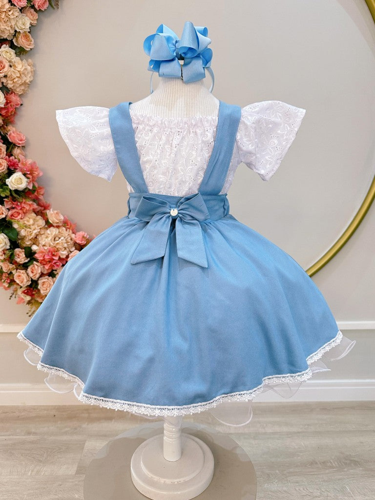 Conjunto de niña: blusa blanca bordada y mono azul claro