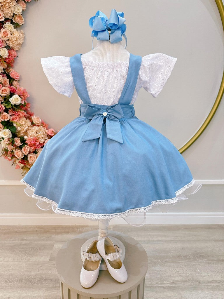 Conjunto de niña: blusa blanca bordada y mono azul claro