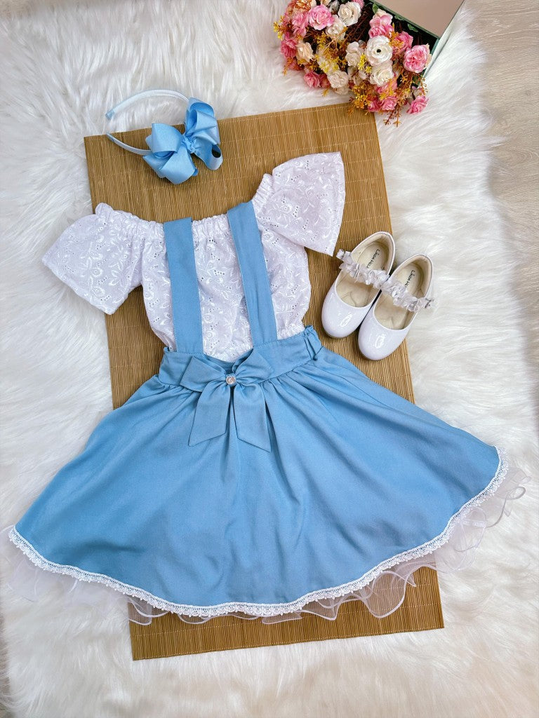 Conjunto de niña: blusa blanca bordada y mono azul claro