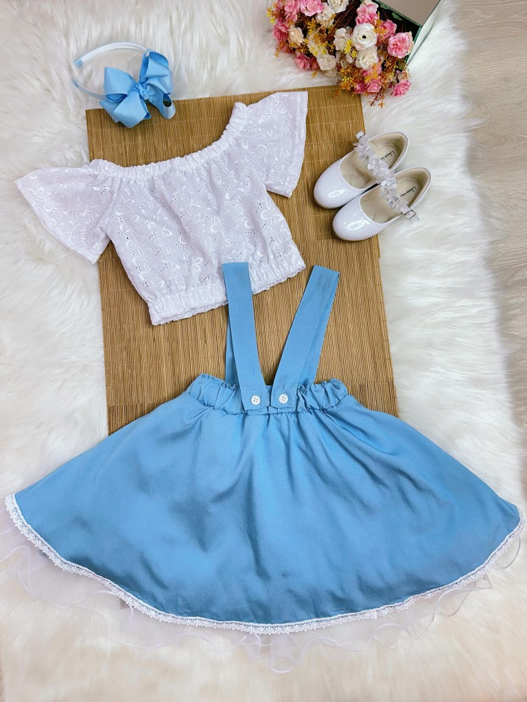Conjunto de niña: blusa blanca bordada y mono azul claro