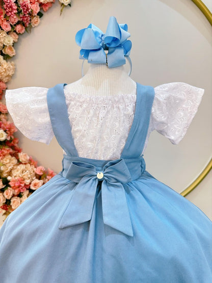 Conjunto de niña: blusa blanca bordada y mono azul claro