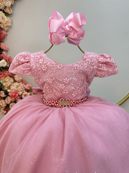 Vestido infantil rosa con cinturón de encaje, perlas y pedrería
