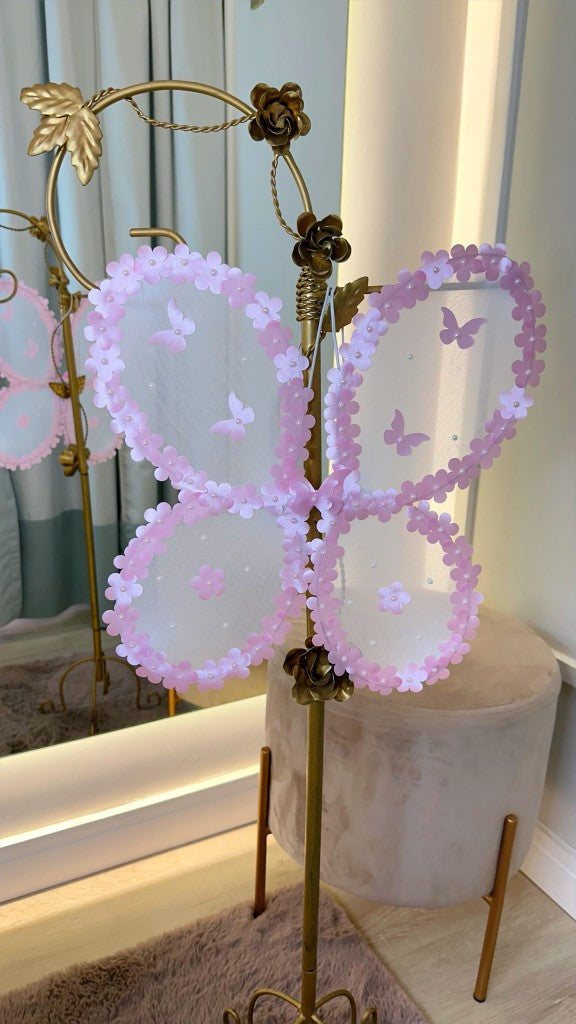 Hada rosa del jardín encantado con alas de mariposa