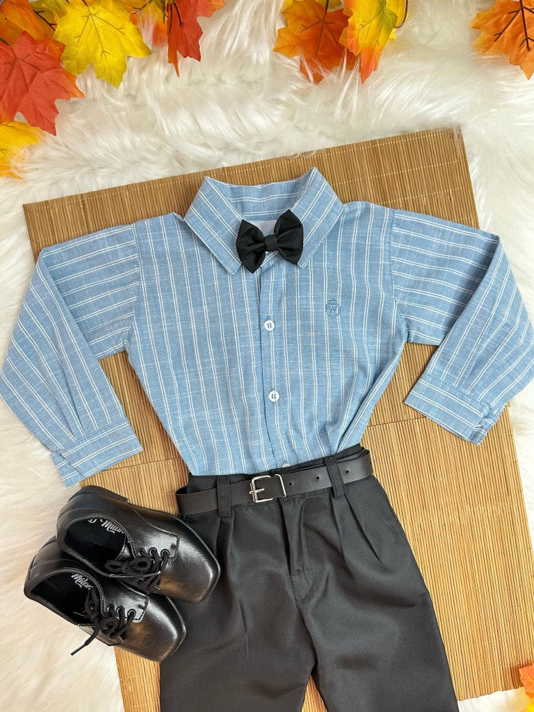 Conjunto infantil: Camisa de rayas azules y pantalón negro con cinturón